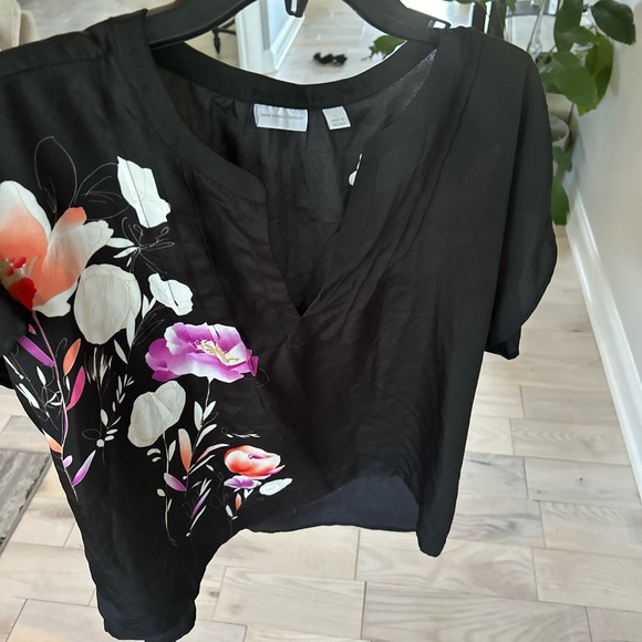 New York and Company short sleeve floral blouse. - Picture 3 of 10